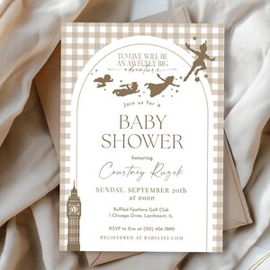 Puede incluir: Una invitaci&oacute;n de baby shower en gingham blanco y marr&oacute;n con una silueta de Peter Pan y los Ni&ntilde;os Perdidos volando. La invitaci&oacute;n dice "Vivir ser&aacute; una gran aventura. &Uacute;nase a nosotros para una baby shower en honor a Courtney Ruzek. Domingo, 20 de septiembre al mediod&iacute;a. Ruffled Feathers Golf Club, 1 Chicago Drive, Larchmont, IL. RSVP a Kim al (123) 456-7890. Registrado en Babylist.com"