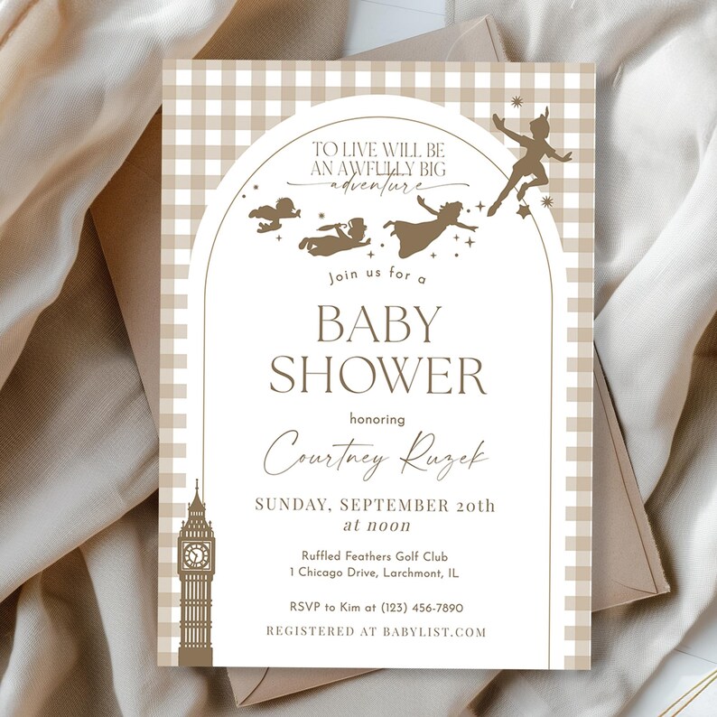 Puede incluir: Una invitaci&oacute;n de baby shower en gingham blanco y marr&oacute;n con una silueta de Peter Pan y los Ni&ntilde;os Perdidos volando. La invitaci&oacute;n dice "Vivir ser&aacute; una gran aventura. &Uacute;nase a nosotros para una baby shower en honor a Courtney Ruzek. Domingo, 20 de septiembre al mediod&iacute;a. Ruffled Feathers Golf Club, 1 Chicago Drive, Larchmont, IL. RSVP a Kim al (123) 456-7890. Registrado en Babylist.com"