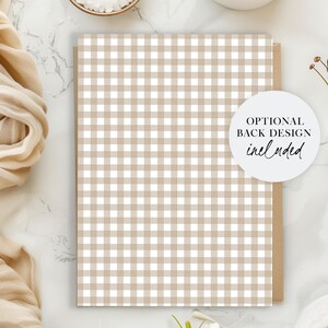 Puede incluir: Una tarjeta con un patr&oacute;n de cuadros vichy beige y blanco con el texto "OPTIONAL BACK DESIGN included" en un c&iacute;rculo blanco.