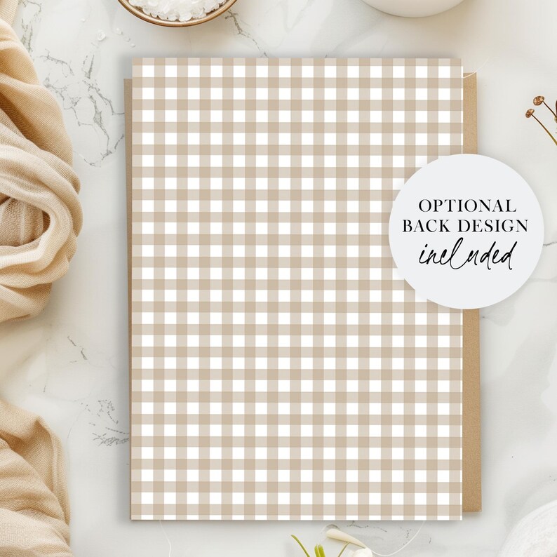 Puede incluir: Una tarjeta con un patr&oacute;n de cuadros vichy beige y blanco con el texto "OPTIONAL BACK DESIGN included" en un c&iacute;rculo blanco.