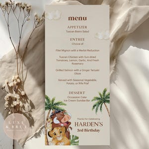 Puede incluir: Una tarjeta de menú beige con la palabra "menú" en la parte superior. El menú incluye aperitivos, entrantes y postres. La esquina inferior derecha presenta una ilustración de dibujos animados de personajes de El Rey León. El texto dice "HARDEN'S 3rd Birthday."