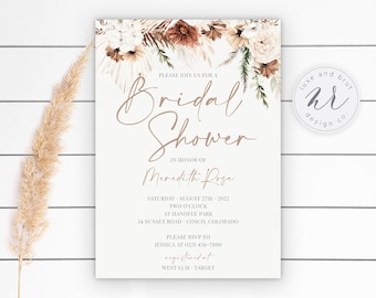 Könnte beinhalten: Eine beigefarbene Einladung zu einer Brautparty mit einem Blumendesign in Weiß-, Braun- und Orangetönen. Der Text lautet: "Bitte nehmen Sie an unserer Brautparty zu Ehren von Meredith Rose teil. Samstag, 27. August 2022, 14:00 Uhr im Hanofee Park, 14 Sunset Road, Cosco, Colorado. Bitte melden Sie sich bei Jessica unter (123) 456-7890 an, registriert bei West Elm - Target."