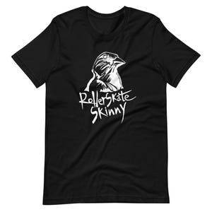 Może przedstawiać: Czarny t-shirt z białym nadrukiem głowy ptaka i tekstem "Rollerskate Skinny".