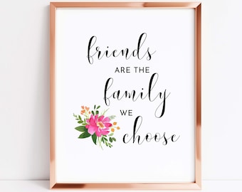 Pode incluir: Uma impressão emoldurada com fundo branco e um desenho floral preto no canto inferior esquerdo. O texto "friends are the family we choose" está escrito em caligrafia preta.
