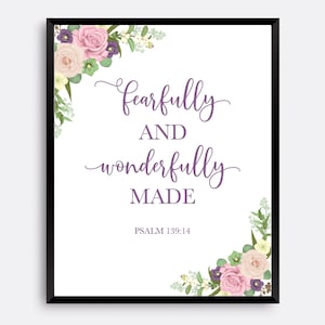 Puede incluir: Una impresión de arte imprimible blanca con un borde floral y el texto "fearfully and wonderfully made" con la referencia bíblica "PSALM 139:14".