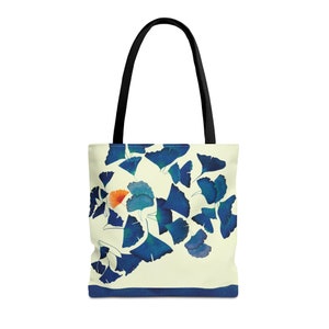 Könnte beinhalten: Eine cremefarbene Tragetasche mit schwarzen Henkeln und einem Design aus blauen und orangen Ginkgoblättern.