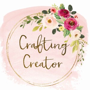 K&ouml;nnte beinhalten: Ein rosa Aquarellhintergrund mit einem goldenen Kreis und dem Text "Crafting Creator" in goldenen Buchstaben. Der Kreis ist von einem floralen Kranz mit rosa, wei&szlig;en und gr&uuml;nen Blumen umgeben.
