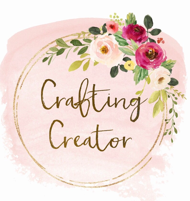 K&ouml;nnte beinhalten: Ein rosa Aquarellhintergrund mit einem goldenen Kreis und dem Text "Crafting Creator" in goldenen Buchstaben. Der Kreis ist von einem floralen Kranz mit rosa, wei&szlig;en und gr&uuml;nen Blumen umgeben.