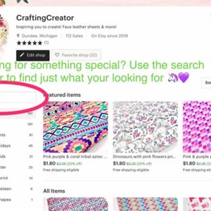 Puede incluir: Una captura de pantalla de una tienda de Etsy llamada CraftingCreator, que vende l&aacute;minas de piel sint&eacute;tica. La tienda tiene una barra de b&uacute;squeda con el texto "Buscar art&iacute;culos" y una lista de art&iacute;culos a la venta, incluyendo estampados de piel sint&eacute;tica, fiestas de piel sint&eacute;tica, s&oacute;lidos de piel sint&eacute;tica, brillos de piel sint&eacute;tica y terciopelo. La tienda tambi&eacute;n tiene una secci&oacute;n para art&iacute;culos destacados, que incluye un estampado tribal azteca rosa, morado y coral, dinosaurios con estampado de flores rosas y lunares rosas y morados impresos en piel sint&eacute;tica.