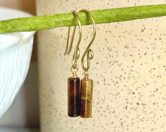 Delicados pendientes colgantes de ojo de tigre marrón, pendientes de piedra natural con forma de barra.