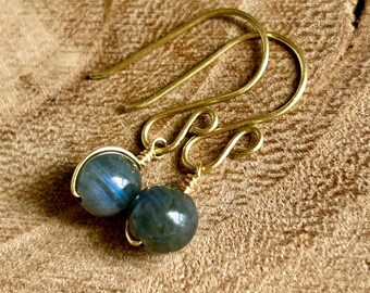 Schwarzer Labradorit Edelstein Ohrringe, minimalistische Ohrhänger für Frauen, leichte Kristallohrringe, Kristall Schmuck, Geburtsstein Schmuck