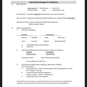 Puede incluir: Un folleto en blanco y negro con el título "Cálculo de dosis para pediatría". El folleto proporciona una fórmula e instrucciones para calcular las dosis de medicamentos para niños.
