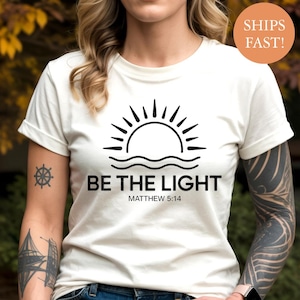 Camiseta Seja a Luz - Camiseta com versículo bíblico de Mateus 5:14 - Camiseta cristã com o sol - Camiseta com base na fé - Ideia inspiradora para presente com escrituras