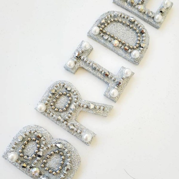 BRIDE Applikation Buchstaben Strass Kristalle Perle Perlen handgefertigte Patches Stickerei Patch für Brautjungfer Applikation Buchstaben Brautjacke