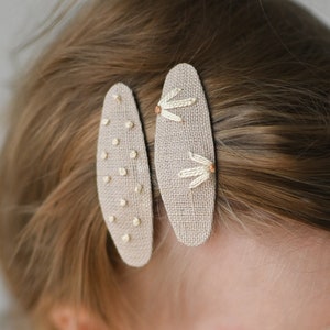 Daisy bloom and dots hair clips, beige hand embroidered snap clips, oval linen fabric hair clips, toddler girl vintage style hair accessory image 3