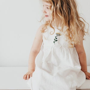 Abito in lino da ragazza con fiore ricamato a mano, abito da bambina bianco con fiore di valeriana, abito da compleanno per ragazza cimelio, abito da ragazza in stile boho Giallo