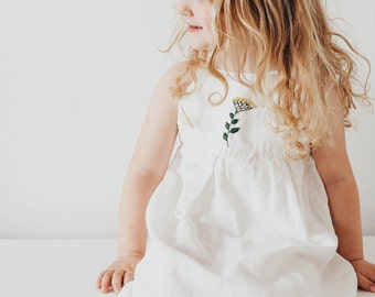 Robe en lin pour fille avec fleur brodée à la main, robe blanche pour tout-petit avec fleur de valériane, tenue d'anniversaire de fille ancienne, robe pour fille de style bohème