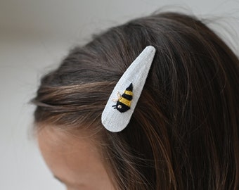 Hand embroidered bee hair clip, bee motif soft fabric snap clip for girls and woman, set of 2 barrettes, hand embroidered bee, bee gifts