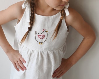 Robe de Pâques poule, jolie robe blanche brodée à la main de poule, tenue brodée à la main de lin/coton, robe de fille de Pâques, poulet, broderie d'animal