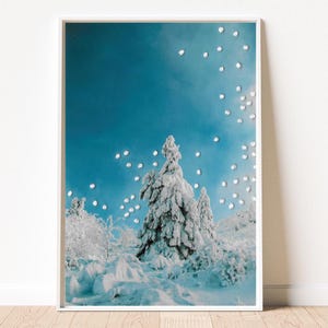 Photo brodée Winter Wanderland | Art mural cabane | Décoration bleue | photo de paysage d'hiver | art mural chalet | carte postale d'hiver