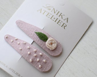 Set mit 2 rosa Haarspangen, rosa Rose Blume und grünes Blatt handgestickt Snapclips, großes und weiches Stoffhaarzusatz für Frau, Mädchen