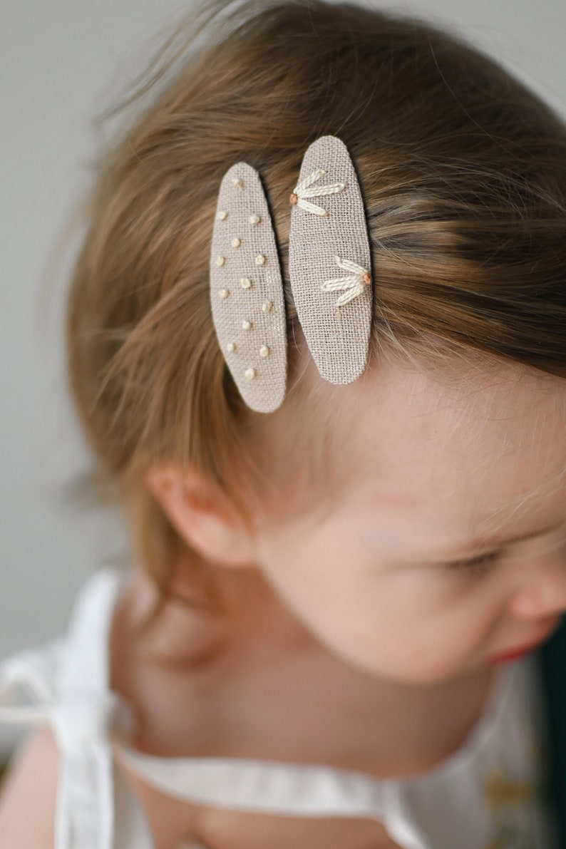 Daisy bloom and dots hair clips, beige hand embroidered snap clips, oval linen fabric hair clips, toddler girl vintage style hair accessory image 3