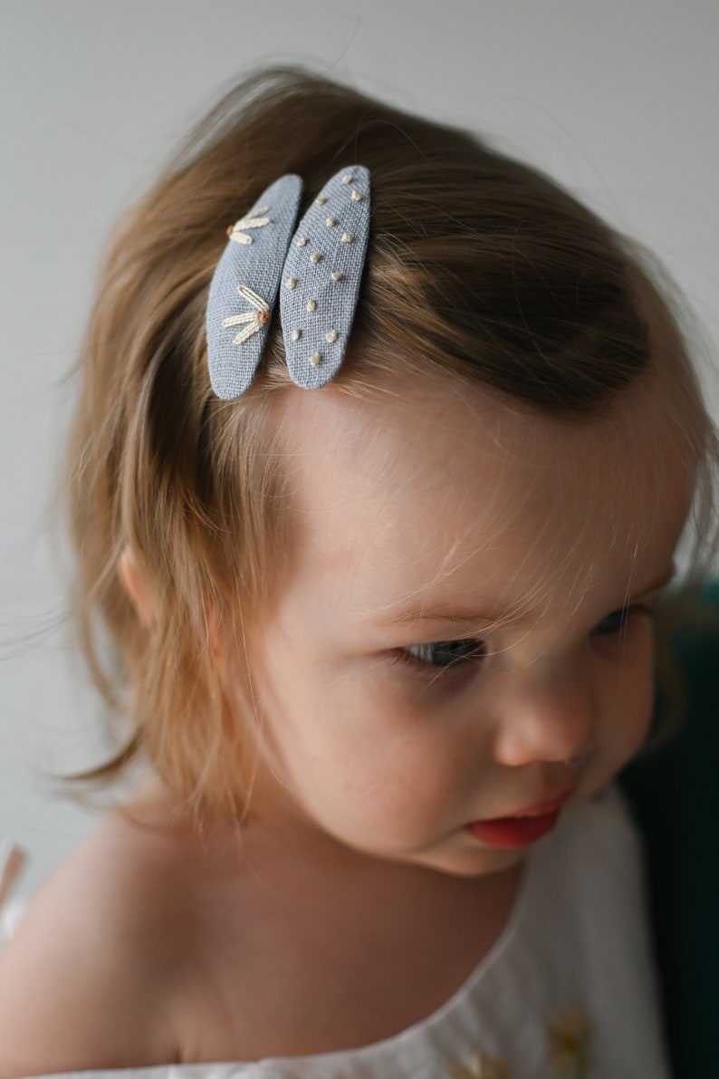 Daisy bloom and dots hair clips, beige hand embroidered snap clips, oval linen fabric hair clips, toddler girl vintage style hair accessory image 6