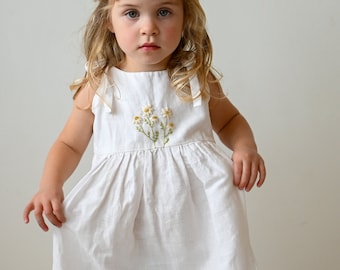 Robe marguerite en lin faite main, robe blanche à fleurs de marguerite, tenue en lin/coton brodée à la main, robe de fille de marguerites d'anniversaire