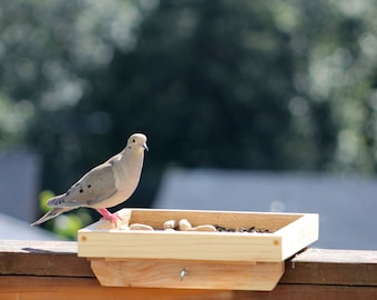 Op reling gemonteerde vogelvoederbak, platformvoederbak met zeefbodem om het zaad droog te houden, massief cederhout