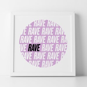 Puede incluir: Una impresión enmarcada en blanco con un círculo morado que contiene la palabra "RAVE" repetida en texto blanco.