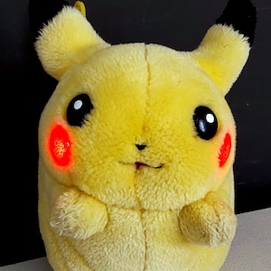 Vintage interactive Pikachu 1998.Vintage Pikachu plush.Talking Pikachu plush moves and lights up. Interactive Pikachu Nintendo 1998