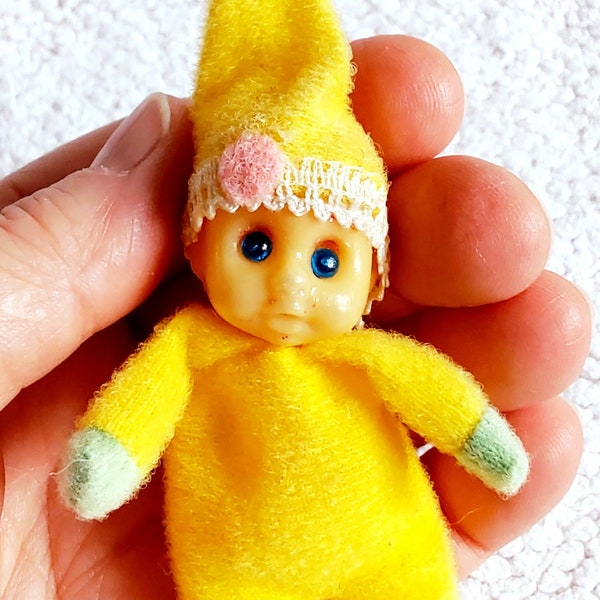 Mini poupée vintage. Mini poupée de poche. Micro poupée vintage. Bean doll vintage. Petite poupée jaune vintage. Poupée miniature vintage