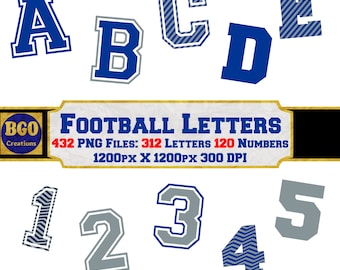 Puede incluir: Un conjunto de letras y números de estilo universitario azul y gris. Las letras están delineadas en blanco y los números están delineados en gris. Las letras y los números están en una fuente en negrita, de bloque. Las letras son A, B, C, D y E. Los números son 1, 2, 3, 4 y 5. El texto en la pancarta dice "BCO Creations FOOTBALL LETTERS 432 PNG FILES: 312 LETTERS 120 NUMBERS 1200PX X 1200PX 300 DPI".