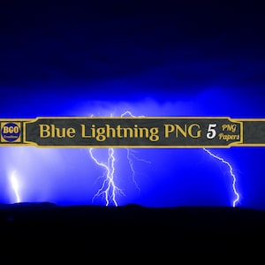 Könnte beinhalten: Blaue Blitze schlagen über einem dunkelblauen Himmel mit einer schwarzen Silhouette einer Bergkette im Vordergrund ein. Der Text "Blue Lightning PNG 5 PNG Papers" wird auf einem schwarzen Banner mit goldenen Verzierungen angezeigt.