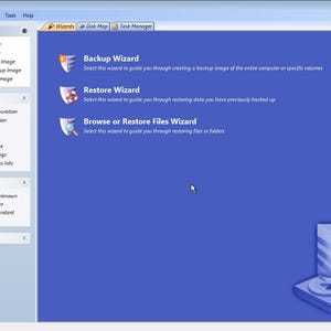 Op de afbeelding: Een witte keramische mok met een zwarte handgreep en de tekst "But First, Coffee" in een vetgedrukte, zwarte letter. De mok staat tegen een vage achtergrond. De mok is ongeveer 10 cm hoog.
