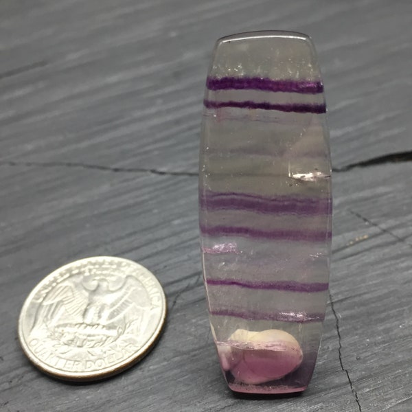 Pierre fluorite transparent violet naturelle - cabochon forme libre 51 MM - Chine