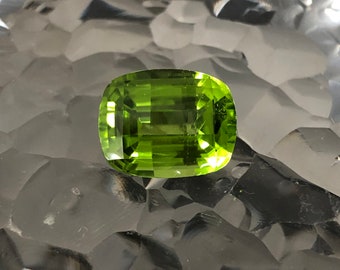 Péridot vert - Taille Coussin fancy à  facettes 13.8 x 10.9 x 8.1 mm - 9.56 carats - Qualité joaillière - Origine Pakistan probable