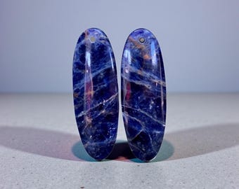 Paar geboorde cabochons van natuurlijk blauw sodaliet – ovale vorm 31 mm – hoge kwaliteit – waarschijnlijk afkomstig uit Brazilië – Ref. SB1