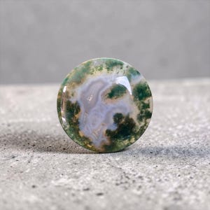 Cabochon en Agate Mousse naturelle translucide – Forme ronde – 42 mm – 73 carats environ – Inde (Maharashtra) – Fait main – Réf. AMR8