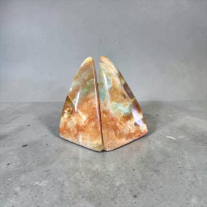 Paire de Cabochons en Bois Opalisé Naturel – Teinte Brun Translucide – Forme Triangulaire 19 mm – Java, Indonésie – Fait Main – Réf. OOO3