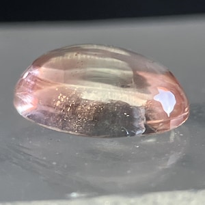Cabujón de piedra solar de Oregón con efecto iridiscente - Forma ovalada - 6x4 mm - 0,74 ct - Mina Ponderosa Ochocco - Oregón, EE. UU. - Ref. POT4