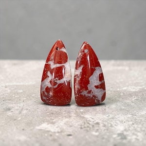 Een paar geboorde cabochons van natuurlijke rode jaspis – Driehoekige vorm – 24 mm – Circa 15 karaat – Zuid-Afrika – Handgemaakt – Ref. JRA4
