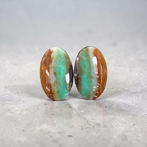 Legno opalescente naturale / Opale lagunare – Coppia di cabochon ovali – 20 mm – Circa 15 carati – Giava, Indonesia – Realizzato a mano – Rif. BOJ05