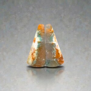 Paire de Cabochons en Bois Opalisé Naturel – Forme Triangulaire 24 mm – Pierre Fine Artisanale – Fait Main, Indonésie (Java) – Réf. OLI39