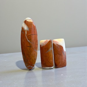 Set med naturliga breccierade jaspis-cabochoner – brun & vit trio – Indonesien – handgjorda – Ref. SJB03