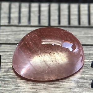 Oregon Sunstone cabochon with schiller effect - Oval shape - 6x4mm - 0.98 ct - Ponderosa Mine Ochocco - Oregon, USA - Ref. POT3