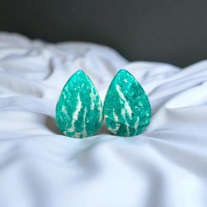 Pair of Natural Amazonite Cabochons – Green and White – Pear Shape 17 mm – Handmade – Russia – Ref. APV37