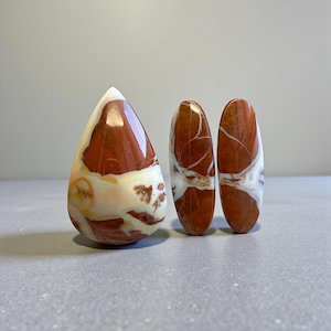 Set med naturliga breccierade jaspis-cabochoner – brun & vit trio – Indonesien – handgjorda – Ref. SJB06