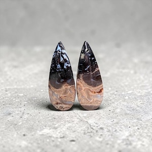 Pair of drilled cabochons in natural petrified palm root wood – Pear shape – 28 mm – Sumatra, Indonesia – Handmade – Ref. PPP2