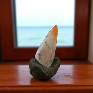 Natürlicher opalisierter Holz-Cabochon – durchscheinender Lagunenopal – 23 mm dreieckige Form – Java, Indonesien – OPI228